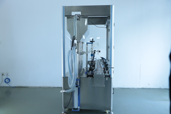 2.2KW 4 têtes machine de remplissage de liquide cosmétique 1400*1000*1700mm 30-50 bouteilles / min