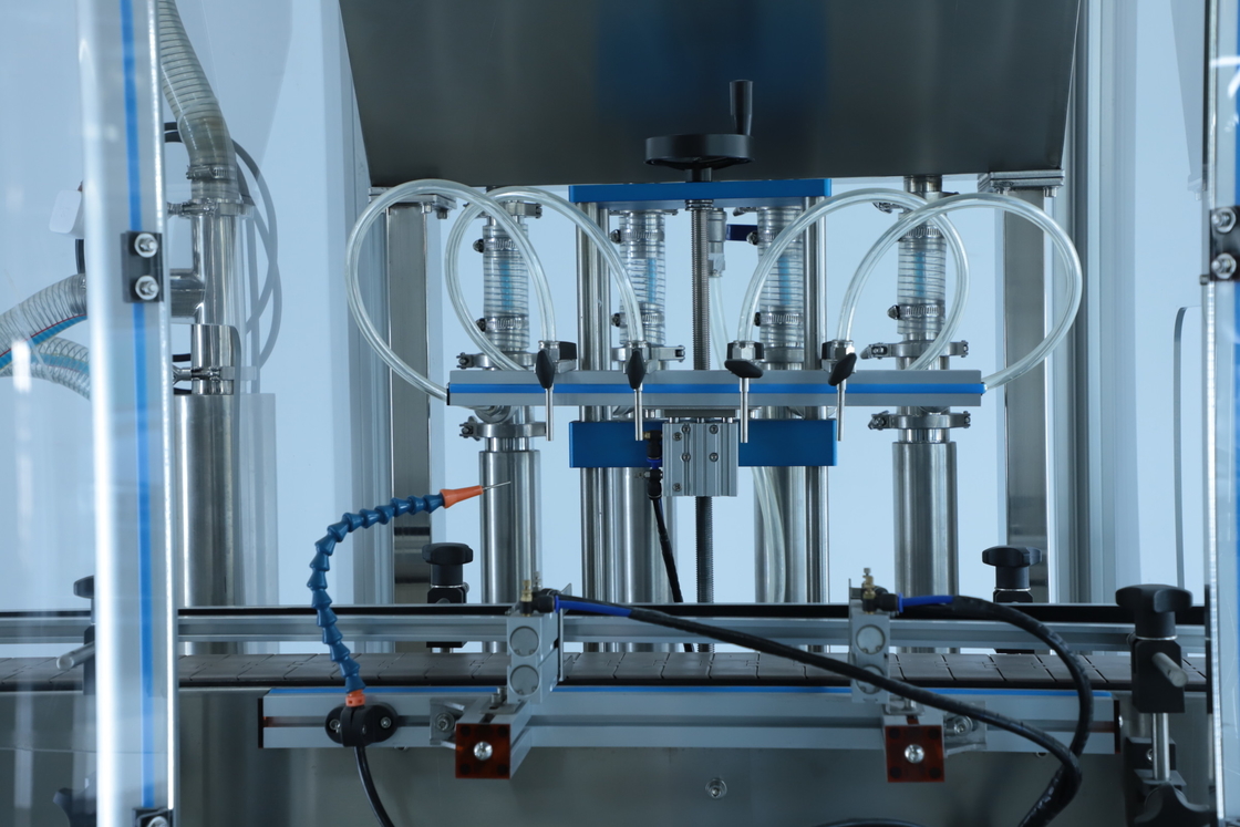 2.2KW 4 têtes machine de remplissage de liquide cosmétique 1400*1000*1700mm 30-50 bouteilles / min